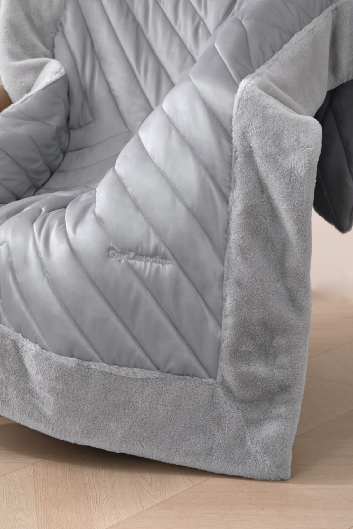 Guy Laroche Set Diakosmitiko Rixtari Poluthronas Utopia Silver 120x170cm me Diakosmitiko Maxilaraki 45x45cm