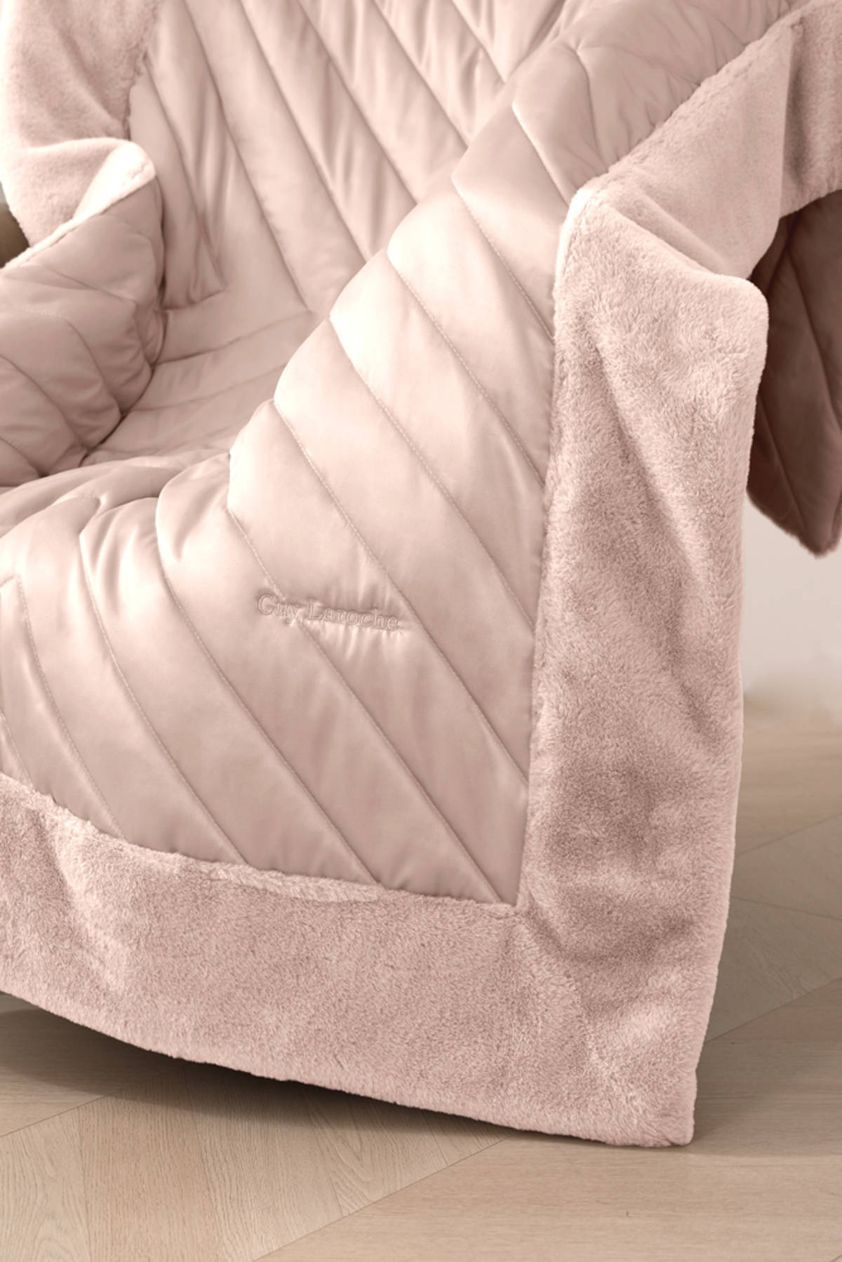 Guy Laroche Set Diakosmitiko Rixtari Poluthronas Utopia Amethyst 120x170cm me Diakosmitiko Maxilaraki 45x45cm