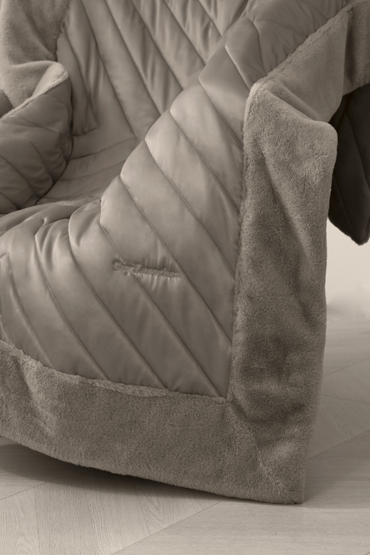 Guy Laroche Set Diakosmitiko Rixtari Poluthronas Utopia Taupe 120x170cm me Diakosmitiko Maxilaraki 45x45cm